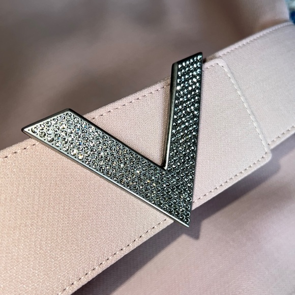 ❌SOLD❌Valentino
crepe V pavé belted dress 38 - Picture 14 of 15